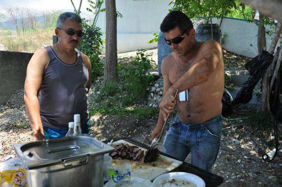 Encontro com brasileiros (e com um legítimo churrasco!) na praia Obama, perto de Cabaret, antiga Duvalierville, no litoral central do Haiti